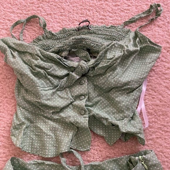 Green Polka-Dotted Crop Top and Shorts Set - Picture 3 of 6